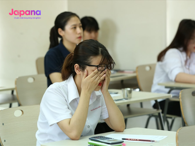 Học sinh ôn thi