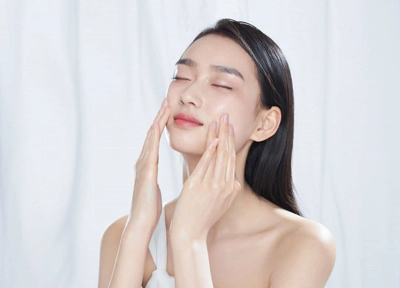 Các bước skincare buổi sáng và những điều cần lưu ý